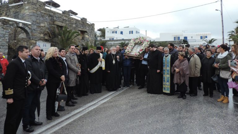 Η βροχή δεν πτόησε τους μυκονιάτες στην περιφορά της θαυματουργής εικόνας