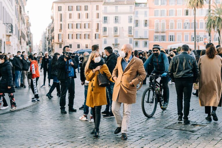 Moscow to shut non-essential services as covid cases spike