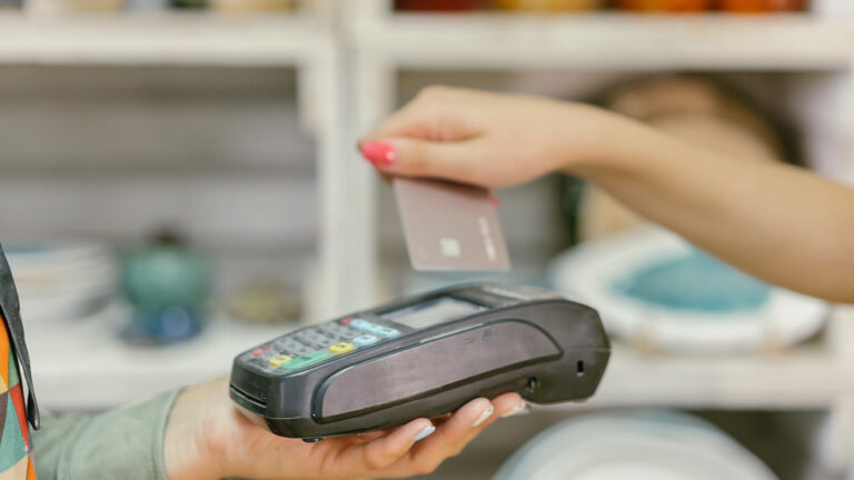 Μετρητά τέλος στις συναλλαγές