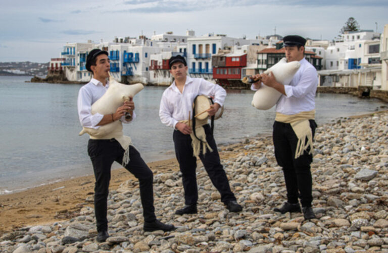 Μαθητές από τη μύκονο μεταφέρουν στη θεσσαλονίκη την παραδοσιακή mυκονιάτικη μουσική