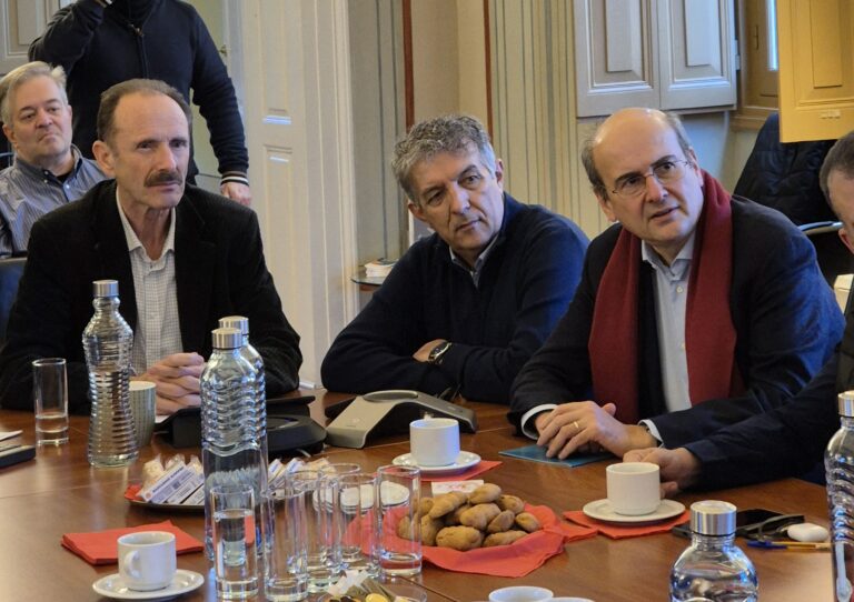 Συνάντηση υπουργού οικονομικών με επιμελητήριο κυκλάδων στη σύρο