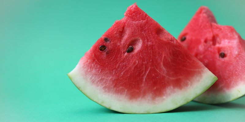 ΚΑΛΟΚΑΙΡΙΝΉ ΔΙΑΤΡΟΦΉ ΣΤΑ ΕΛΛΗΝΙΚΆ ΝΗΣΙΆ a watermelon wedges on a blue background