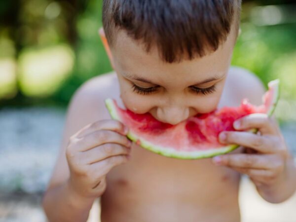 Διατροφή για παιδιά το καλοκαίρι: φρέσκες επιλογές για υγιή ανάπτυξη