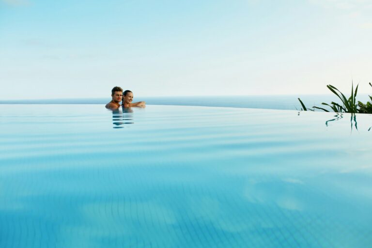 Στη μύκονο, η καλοκαιρινή πολυτέλεια συναντά τη χαλάρωση και τη γνήσια ελληνική φιλοξενία.