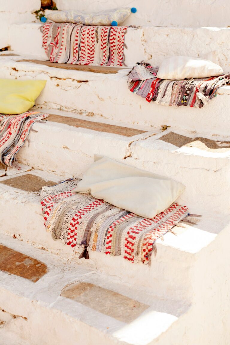 Στα σοκάκια της μυκόνου, κάθε βήμα κρύβει μια ιστορία καλοκαιριού.